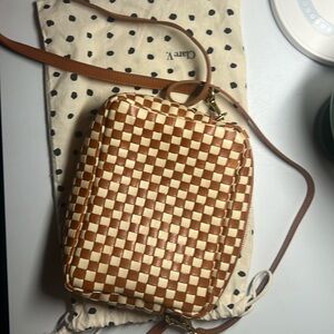 Clare V. Midi sac in woven tan/natural checker